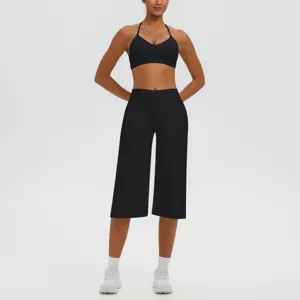Ensemble soutien-gorge de sport halter noir et pantalon de yoga capri taille haute actif.