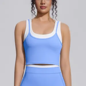 Détail en gros plan mettant en valeur le soutien-gorge de sport bicolore à double couche.