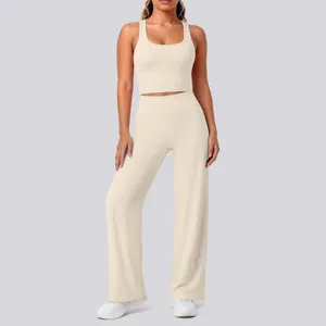 Beige gerippte Yoga Sportbekleidung mit Racerback Top und Schlaghose für Fitness.