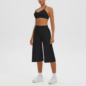 Détail en gros plan de l'ensemble soutien-gorge de yoga halter et pantalon capri.