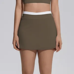 Vue détaillée de la jupe de tennis de sport taille haute bicolore avec ceinture côtelée.