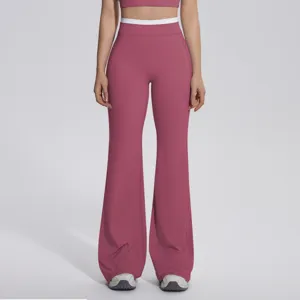 Vue détaillée du pantalon de yoga évasé taille haute pour femmes avec taille contrastée.