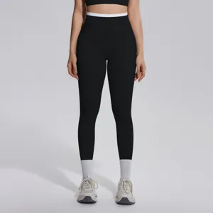 Leggings de yoga noirs taille haute avec ceinture blanche contrastée pour le sport et le fitness.