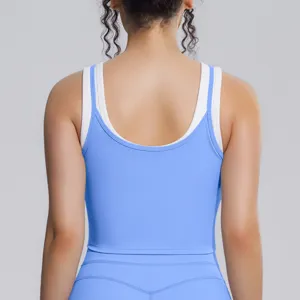 Vue arrière détaillée montrant le soutien-gorge de sport double couche et le top de yoga.