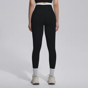 Vue détaillée du legging de yoga bicolore à taille haute, coupe ajustée pour le fitness.