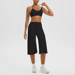 Ensemble soutien-gorge de yoga dos nageur noir et pantalon capri taille haute fitness.