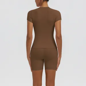 Ensemble haut de yoga à manches courtes et short cycliste taille haute pour le fitness.