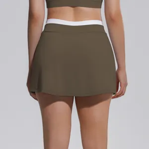 Jupe de tennis active taille haute avec détail de ceinture côtelée blanche pour le sport.