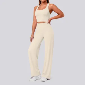 Nahaufnahme des beigen Rippstrick Sport-Crop-Tops und der passenden High-Waist-Yogahose.