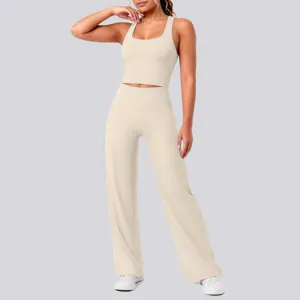 Beiges Sportbekleidung Set mit U-Ausschnitt Crop Top und hochtaillierten Yoga Hosen.