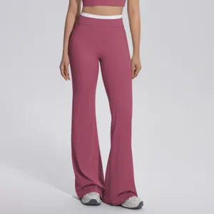 Vue detaillee du pantalon de yoga evase a taille haute avec une ceinture contrastee.