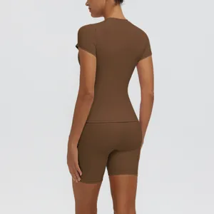 Ensemble de yoga respirant haut manches courtes short taille haute fitness pour femmes.