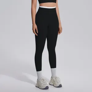 Détails du legging de yoga noir taille haute doté d'une élégante ceinture contrastée blanche.