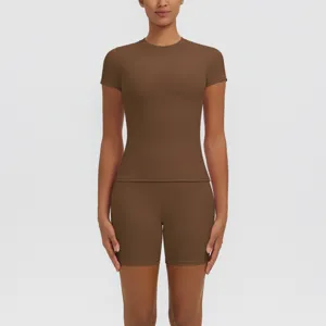Vue détaillée du haut de sport marron à manches courtes et short de cycliste moulant.