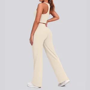 Detailansicht des beigen nahtlosen Racerback-Crop-Tops und passenden Yoga-Hosen-Sets.