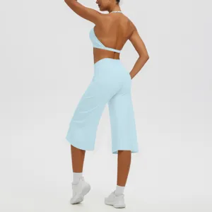 Vue de détail de l'ensemble soutien-gorge de yoga dos nu et pantalon capri bleu clair.