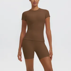 Haut de yoga respirant à manches courtes et short de course ajusté taille haute ensemble de sport.