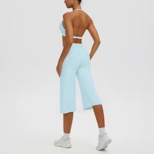 Ensemble de sport soutien-gorge yoga dos nu et pantalon court, vue arrière détaillée claire.
