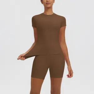 Vue rapprochée du tissu élastique, mettant en valeur la texture et les finitions.