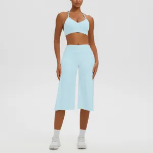 Vue détaillée du soutien-gorge de yoga bleu clair et du pantalon en studio.