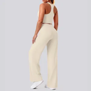 Rückansicht des beigen Sportbekleidungssets mit Racerback-Top und passenden Yogahosen.