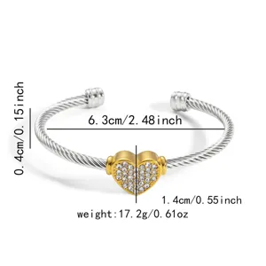 Detailaufnahme des Edelstahl Kabel Armbands mit glitzerndem Strass Herz und genauen Abmessungen.