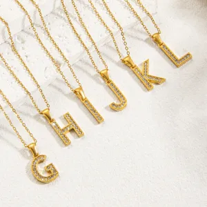 Goldfarbene, mit Strass besetzte Buchstaben-Anhänger-Halsketten mit stilvollen Charms.