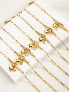 Elegantes Gold Armband mit Büroklammer-Kette, Strass-Knoten, Herz und Buchstaben.