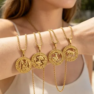 Zodiac Halskette Detail zeigt vier goldene runde Anhänger mit astrologischen Zeichen am Arm.