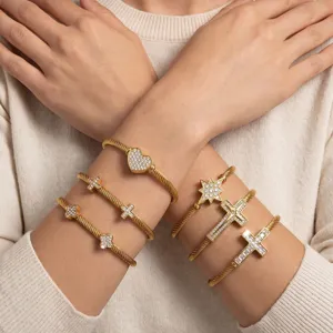 Goldfarbene Edelstahl Kabelarmbänder mit funkelnden Zirkon Anhängern für Damen Mode.