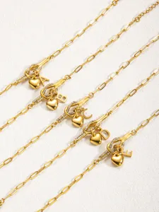 Goldfarbenes Titanstahl Buchstaben Herz Knoten Armband mit Strass für Damen, stilvoller Alltagsschmuck.