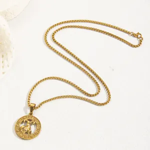 Detaillierte Nahaufnahme der goldenen Sternzeichen-Halskette mit filigranem Anhänger und Glanz.
