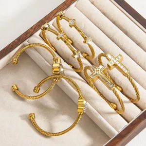 Goldfarbene Edelstahl Draht Manschetten Armbänder mit Kreuz und Zirkon Design für Herren.