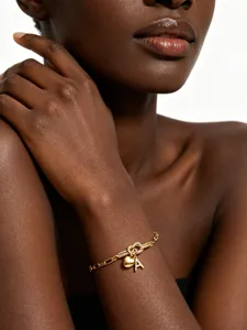 Goldfarbenes Titanstahl Alphabet Herz Charm Armband mit Kristall Knoten Design Damen Mode.