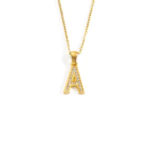 Goldene Initialen-Halskette mit Buchstabe A, funkelnden Strasssteinen und eleganter Kette.