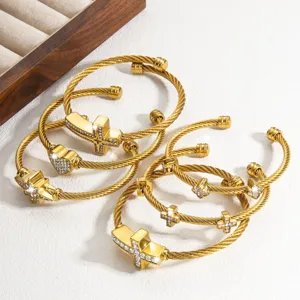 Goldfarbene Edelstahl Kabelarmbänder mit Kreuz, Stern und Herz Zirkon Anhängern für Herren.