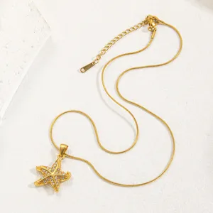 Goldene Seestern Strass Halskette Detailaufnahme, glänzender Kristall Anhänger mit feiner Kette.