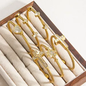 Set aus geflochtenen Titanstahl Armbändern mit funkelnden Kreuz und Zirkon Charms für Herren.