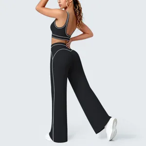 Vista dettagliata del set reggiseno sportivo e pantaloni yoga svasati per allenamento fitness.