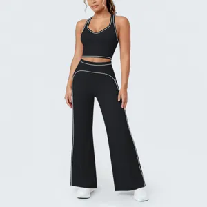 Détails de l'ensemble de sport noir avec passepoils blancs, crop top et pantalon large.