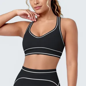 Zwarte sportbeha en legging met contrastbies, ademende fitnesskleding voor yoga en training.
