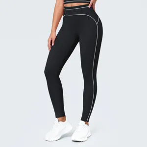 Detalles de leggings de yoga negros de talla alta con ribetes contrastantes para fitness.
