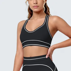 Close-up detail van de zwarte sport-bh met contrasterende witte bies voor fitness.