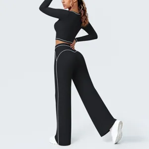 Detailansicht des schwarzen Langarm Crop Tops und Schlaghosen Yoga Sets für Damen