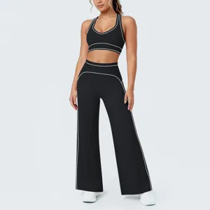 Completo yoga nero con profili a contrasto, reggiseno sportivo e pantaloni ampi.
