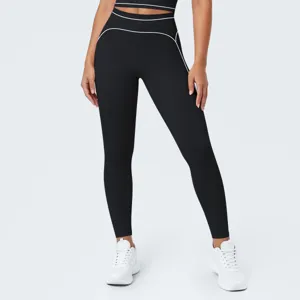 Primer plano del pantalón de yoga de talle alto con ribetes en contraste para un ajuste perfecto.