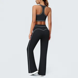 Détail vue arrière soutien-gorge de sport et pantalon évasé yoga, vêtement fitness passepoil.