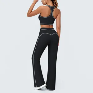 Ensemble de sport noir avec soutien-gorge dos nageur et pantalon de yoga évasé détails
