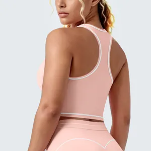Roze sport-bh met racerback en witte contrastbies, ademende fitness sporttop.