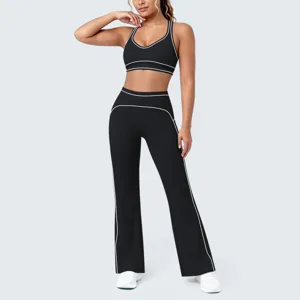 Completo sportivo nero in due pezzi, reggiseno sportivo e pantaloni yoga a zampa.